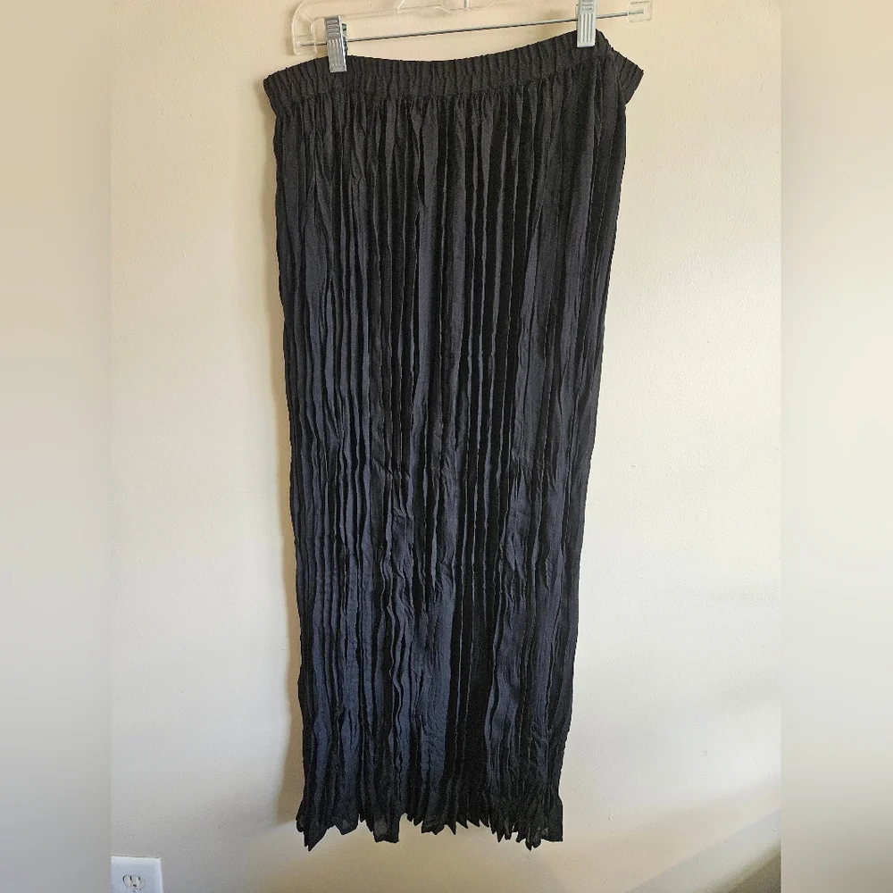 Norm Thompson Portland Oregan Elegant Black Pleated Skirt Size Large.